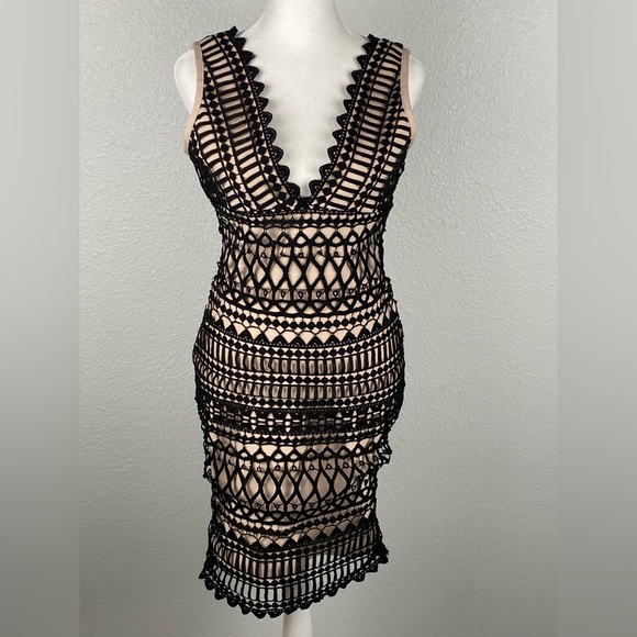 NWT Vivianne Firenze black bodycon dress crochet overlay and nude lining Sz M - Picture 3 of 16